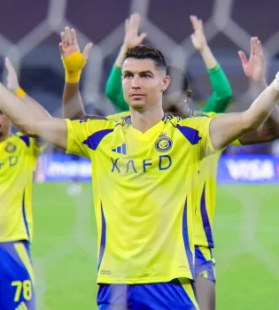 Роналду дублем вернул лидерство "Аль-Насру"