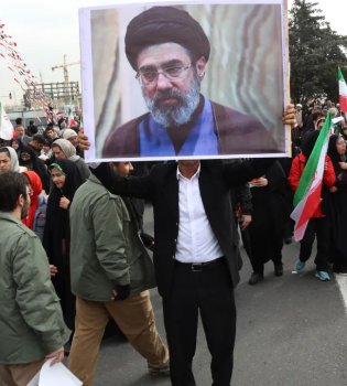 Верховный лидер Ирана Мохтаба Хомейни может быть ранен в бою