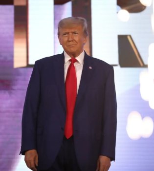 Tramp yahudiy xalqiga doimiy do'st ekanini ta'kidladi