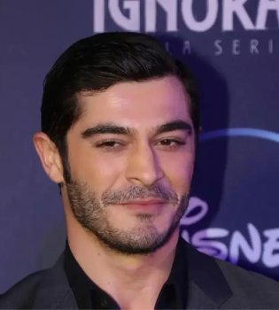 Известный турецкий актер Бурак Дениз был арестован в Стамбуле