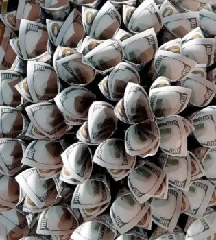 Making bouquets from money is banned in Kenya