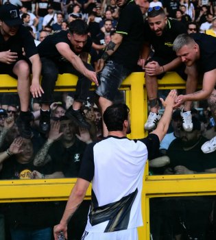 «Yuventus» va «Torino» muxlislari o'rtasidagi to'qnashuv o'yinni kechiktirdi
