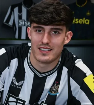 "Manchester City" offers £70 million for Livramento