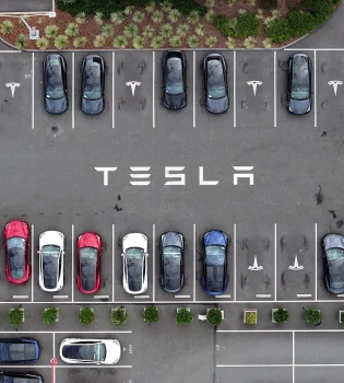 Tesla avtomatik haydash tizimi oʻlimli ishni kelishuv bilan yakunladi