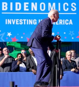 Tramp Baydenni sahna ustida kulgi bilan masxara qildi