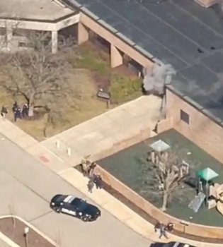 В синагоге в Мичигане произошло столкновение автомобиля и стрельба.