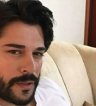 Burak Özçivit performed a one-man show in Russia