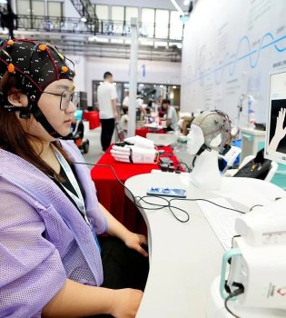 Китай дал коммерческое разрешение на имплант мозга и компьютера