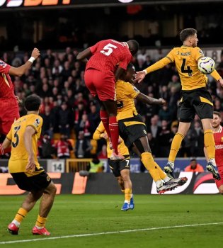 "Vulverhempton" defeated "Liverpool" in the final minutes