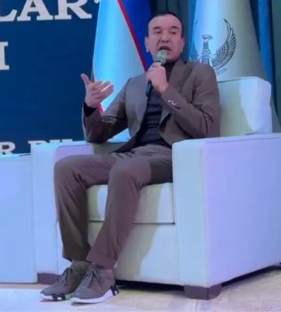 The Minister of Culture Met with Youth in Expensive Hermes Footwear