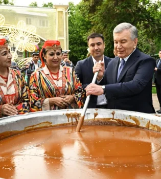 Shavkat Mirziyoyev Reviews Improvement Works in Bogimaydon Neighborhood