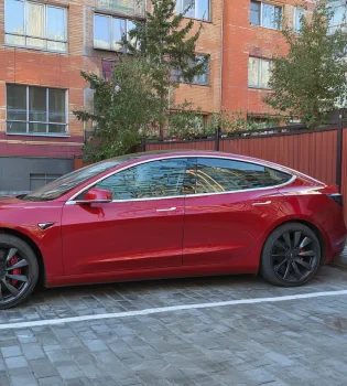 Tesla quvvatlash shoxobchalari uchun virtual navbat tizimini joriy etdi