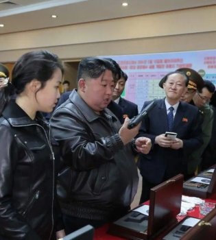 Kim Chen In qizi bilan qurol zavodiga tashrif buyurdi