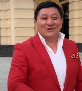 Taniqli so'z ustasi Avaz Oxun 43 yoshini nishonladi