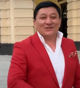 Taniqli so'z ustasi Avaz Oxun 43 yoshini nishonladi