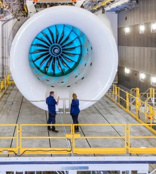 «Rolls-Royce» kompaniyasi dunyodagi eng yirik aviatsiya dvigatelini sinovdan o'tkazadi