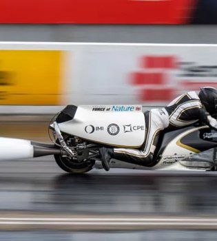 Steam motorcycle built by British engineer sets world record