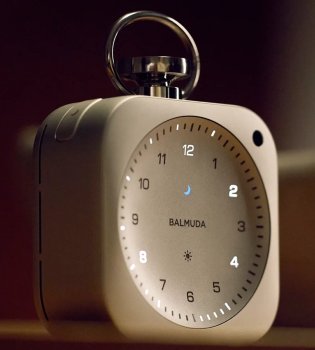 В Японии представлен современный будильник в минималистичном стиле.