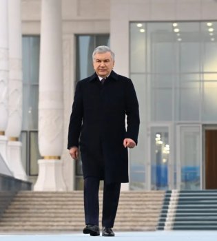 Shavkat Mirziyoyev signs the Peace Council Charter in Davos