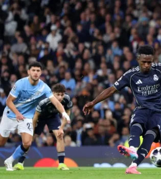 Abduqodir Husanov Manchester Siti tarkibida asosiy himoyachi