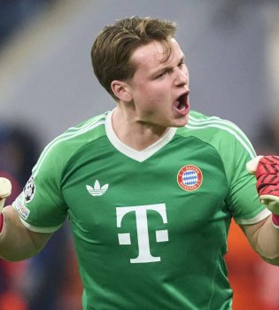 Jonas Urbig guards the Bayern goal again