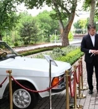 Shavkat Mirziyoyev Mirzo Ulug'bek tumaniga tashrif buyurib xotiralarni yodga oldi