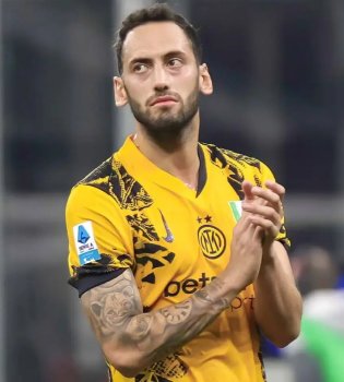 “Galatasaray” Hakan Chalhanogluni transfer qilishni rejalashtirmoqda