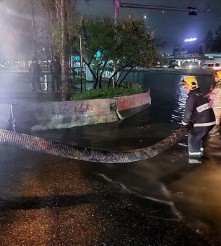 Toshkentda kuchli yomgirdan keyin yo'l suvga to'ldi