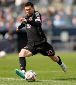 Месси сравнялся с Пеле, забив гол с пенальти