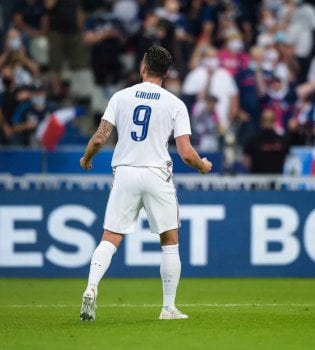 Olivier Giroud is considering continuing his career