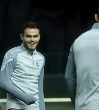 Игроки сборной проводят тренировку под руководством тренеров в Ташкенте