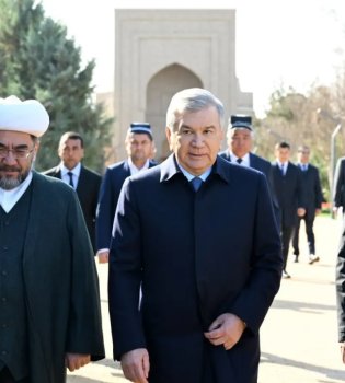 Prezident Surxondaryoda Hakim Termiziy maqbarasini ziyorat qildi