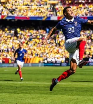 Сборная Франции уверенно одолела Колумбию