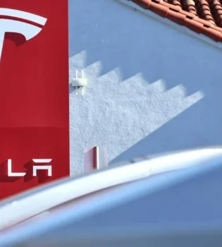 Tesla registers a new AI-based voice assistant in China