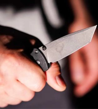 В Осаке молодой человек напал с ножом на трёх подростков