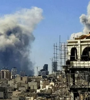 После ракетного удара Ирана в Израиле произошел крупный пожар на химическом заводе