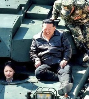 Kim Jon Un qizi bilan tank ustida paydo bo'ldi