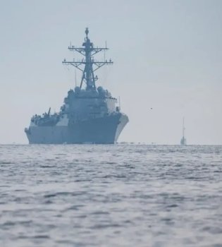 Иран нанес ракетный удар по американскому эсминцу