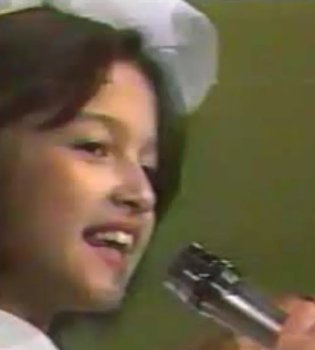 Исполнительница песни о лепешке Фазилат Ширинова живет в Дубае