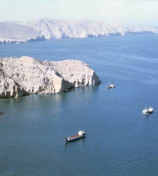 Eron introduces a mandatory fee for crossing the Hormuz Strait.