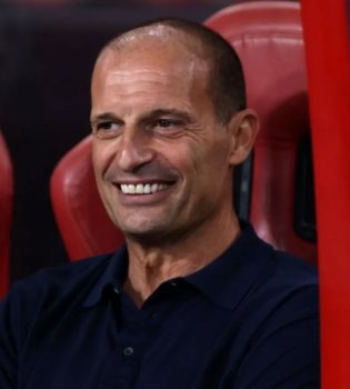 Победив в дерби "Милана", продолжает гонку