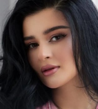 Shirin Zaitova 35 yoshga to'ldi, yaqinlari bilan bayram qildi