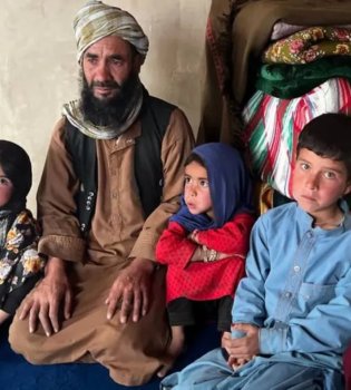 Afg'onistonda ota oilasini boqish uchun qizini sotishga majbur bo'lmoqda
