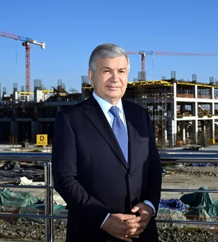 Prezident Yangi Toshkent futbol stadionining qurilish holatini ko'rib chiqdi