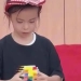 Xitoylik olti yoshli qizcha Rubik kubigini yig'ishda jahon rekordini yangiladi