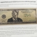 Senatorlar Tramp tasvirli 250 dollarlik banknotani tekshirmoqda