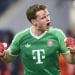 Bavarian goalkeeper Urbig got injured