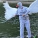 В Москве на Патриарших прудах показали в костюме лебедя
