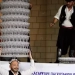 A Cypriot man danced with 468 cups on his head, setting a record! (video)