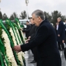 Shavkat Mirziyoyev Ashxobodda Betaraflik monumentiga gul qo‘ydi